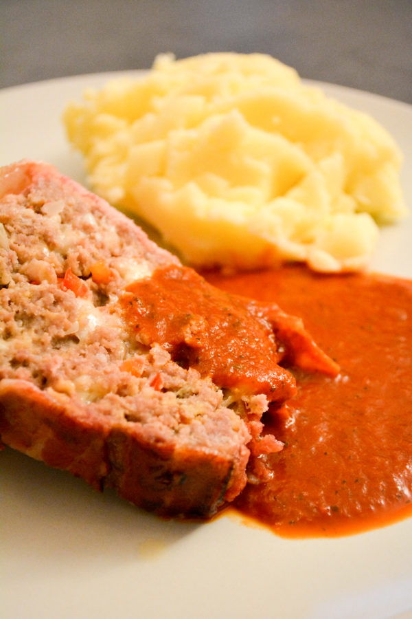 Hackbraten mit Bacon, Paprika und Käse