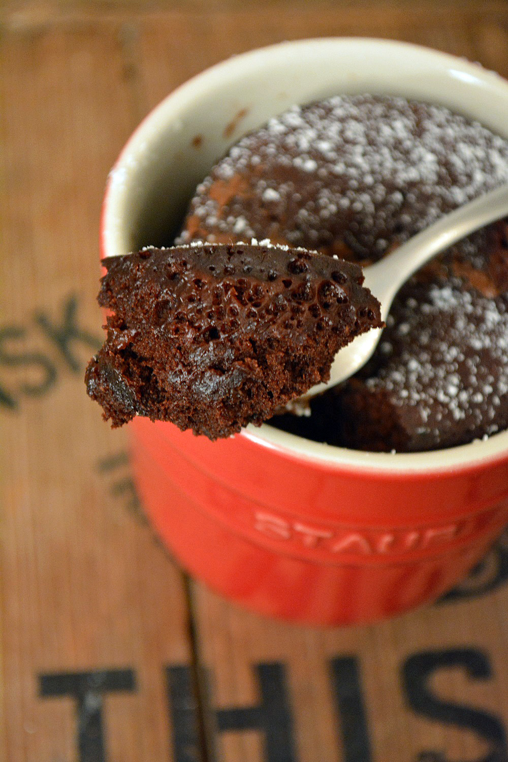 Schokoladen Tassenkuchen mit flüssigem Nuss Nougat Kern