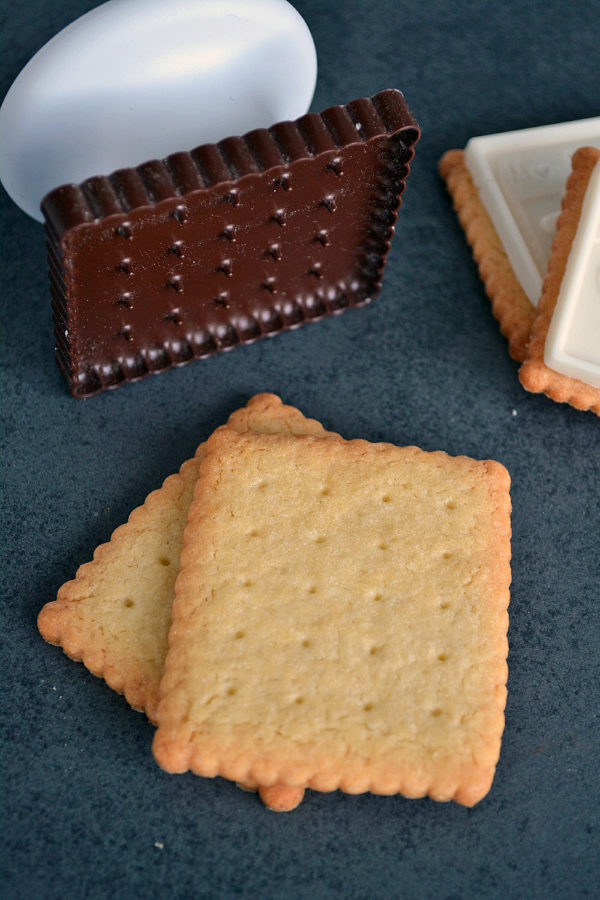 Teegebäck mit Schokoladenaufsatz Teegebäck mit Schokoladenaufsatz