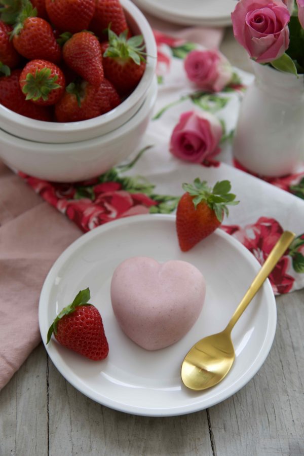 Erdbeer Panna Cotta - ein leckeres Sahne Dessert mit frischen Erdbeeren