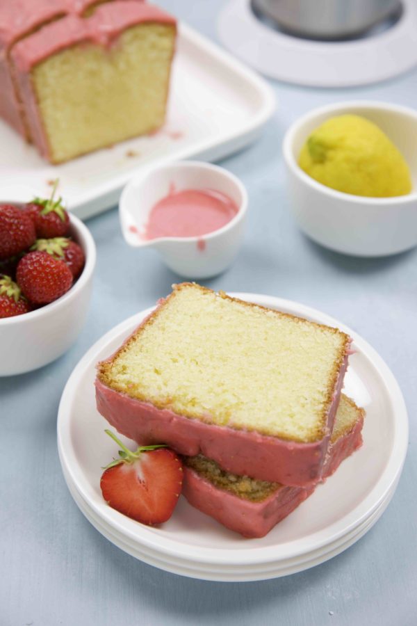 Zitronenkuchen mit Erdbeer Glasur – Backen mit Sprudelwasser