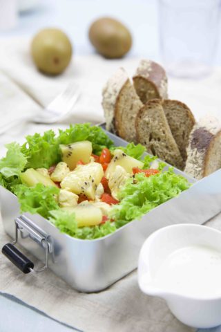 Salat mit Hühnchen und Kiwi