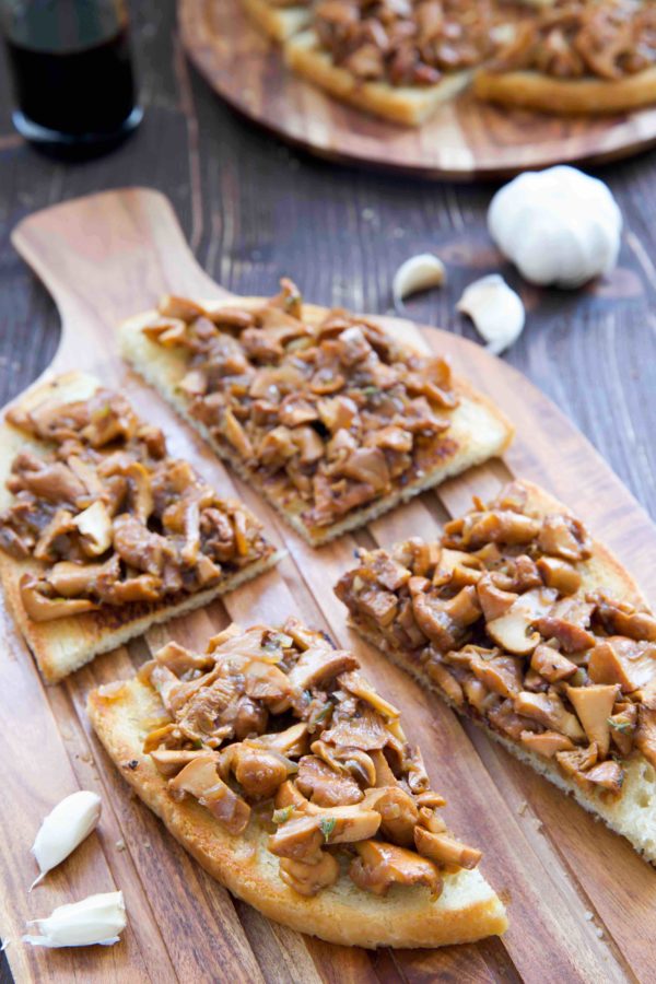 Bruschetta mit Pfifferlingen - leckere Vorspeise mit frischen Pilzen