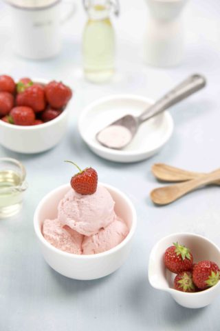 Erdbeer Eis mit Holunderblüten Likör