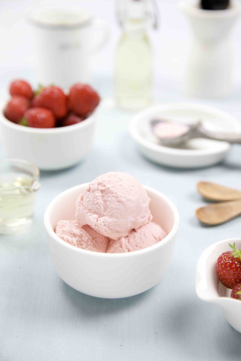 Erdbeer Eis mit Holunderblütenlikör - fruchtig frisches Eisbvergnügen