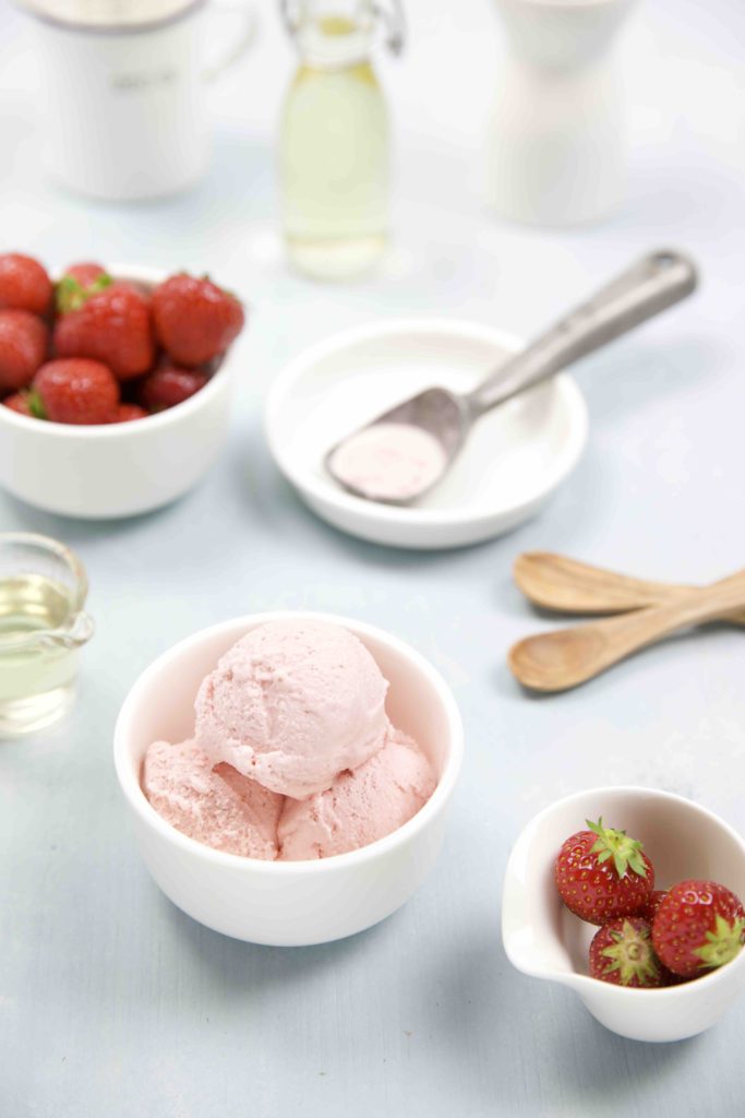 Erdbeer Eis mit Holunderblüten Likör