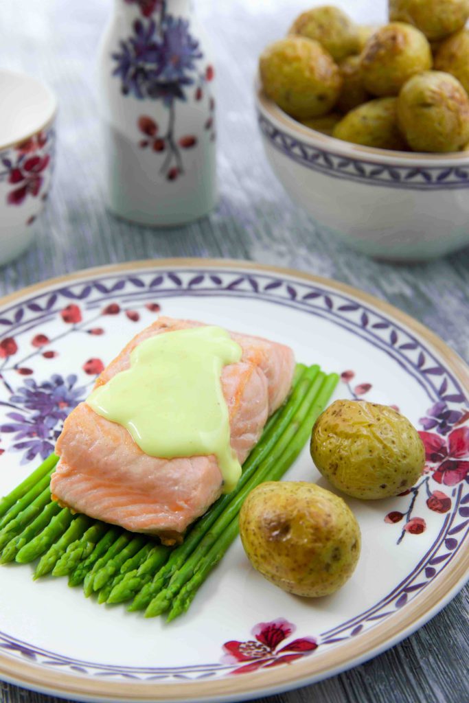 Lachs mit Zitronensoße an Thaispargel und Drillingen