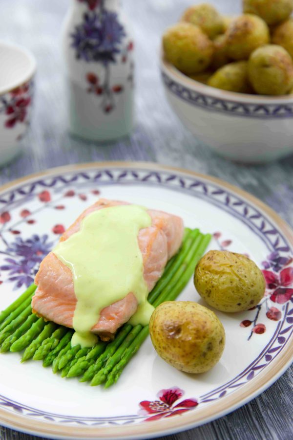 Lachs mit Zitronensoße an Thaispargel und Drillingen