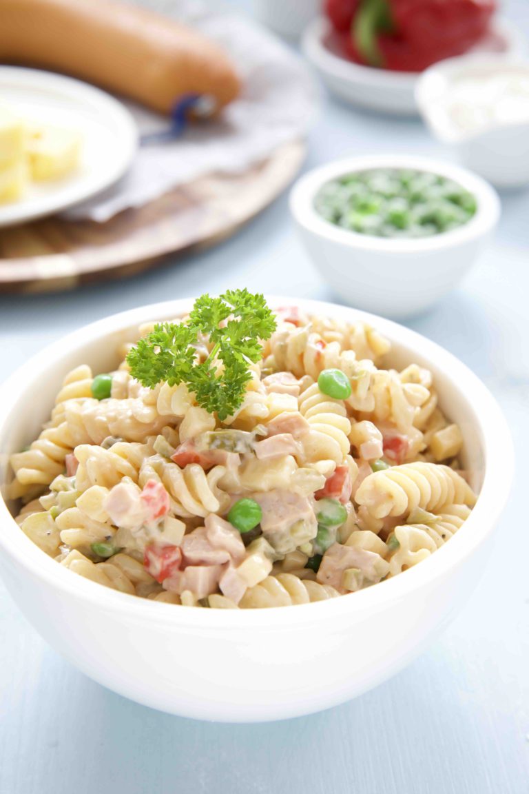 Leckerer Nudelsalat mit Wurst und Käse für jede Party
