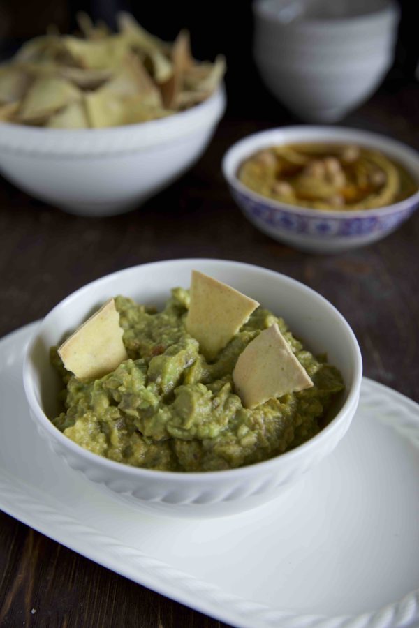 Selbstgemachte Tortilla Chips mit Hummus und Guacamole