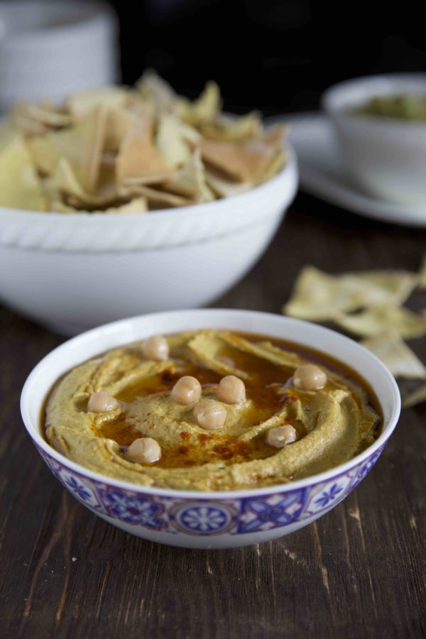 Selbstgemachte Tortilla Chips mit Hummus und Guacamole