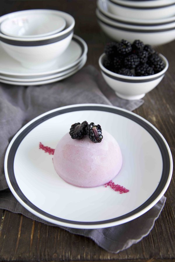 Brombeer Panna Cotta - ein leichtes Dessert für heiße Tage