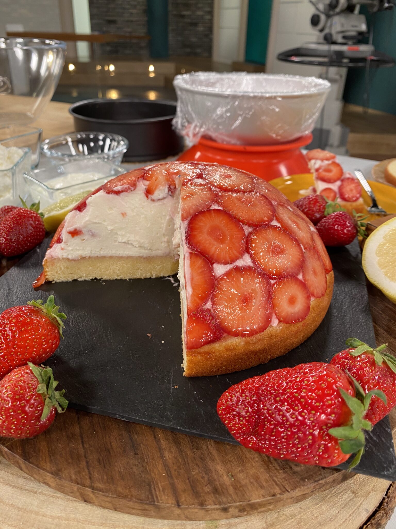 Erdbeer Joghurt Kuppeltorte - Der Kuchenbäcker